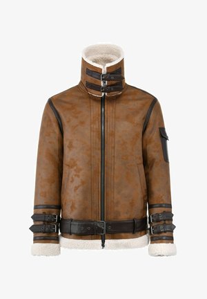 Brązowa skórzana kurtka z kołnierzem ze sztucznego futra, z zamkiem z przodu i czarnymi akcentami. Posiada klamrowe paski przy mankietach i w talii.