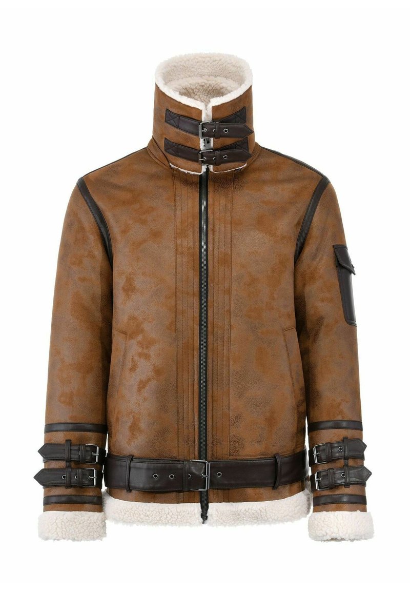 Giacca di pelle marrone con colletto in shearling, chiusura a zip e dettagli neri. Presenta cinturini con fibbia sui polsini e in vita.