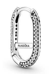 Silberner Ring in rechteckiger, abgerundeter Form, verziert mit kleinen klaren Steinen auf einer Seite, mit einer Stange, die die Gravur "PANDORA" trägt.