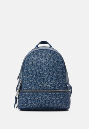 Mochila azul de Michael Kors con patrón repetido "MK" y bolsillo delantero con cremallera, mostrada sobre un fondo blanco liso.