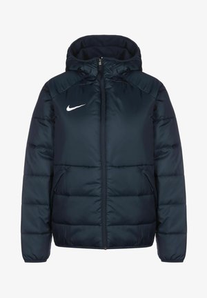 Navyblaue Steppjacke mit Kapuze, ausgestattet mit einem durchgehenden Reißverschluss und zwei seitlichen Taschen. Enthält ein weißes Nike-Logo auf der Brust.