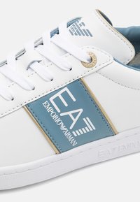 EA7 Emporio Armani CLASSIC UNISEX - Tenisice - white/citadel/gold
