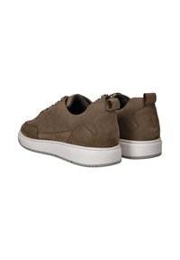 Bruine suède sneakers met een geperforeerd ontwerp, witte tussenzool en een achterste trekhaak voor gemakkelijk aan- en uittrekken. Geschikt voor casual omgevingen.