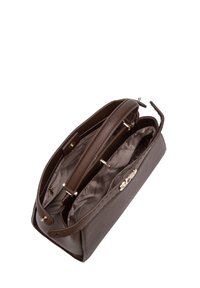 Borsa in pelle marrone con una forma strutturata. Presenta un esterno testurizzato e una fodera interna liscia, accessori in oro e manici doppi.
