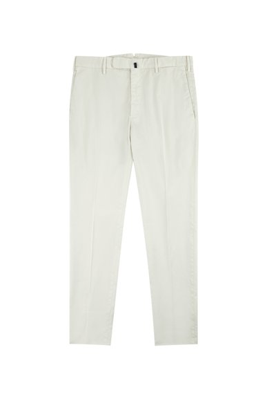 Pantaloni beige chiaro realizzati in morbido tessuto. Vestibilità sartoriale con frontale piatto, chiusura con zip e due tasche laterali. Texture liscia e dettagli minimi.