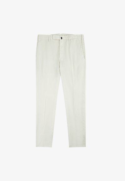 Pantalon chino beige avec devant plat, passants pour ceinture et braguette zippée. Confectionné en tissu lisse ; comprend des poches latérales et des poches arrière.
