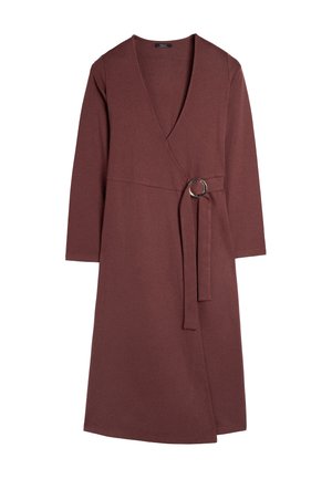 Bordowa sukienka kopertowa z długimi rękawami, dekoltem w serek oraz z przodem związanym metalowym okrągłym pierścieniem. Wykonana z miękkiego, strukturalnego materiału.