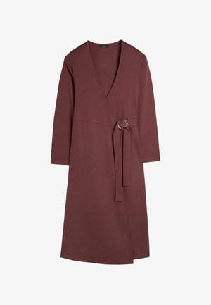Bordowa sukienka kopertowa z długimi rękawami, dekoltem w serek oraz z przodem związanym metalowym okrągłym pierścieniem. Wykonana z miękkiego, strukturalnego materiału.