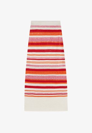 Pletená sukně s horizontálními pruhy v červené, oranžové, růžové a krémové barvě, s různými šířkami a texturovanými detaily po celém povrchu.