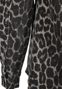 Zizzi MIT ENMUSTER UND KNÖPFEN - Blúzka so zapínaním na gombíky - dark grey leo
