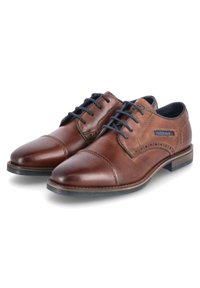 Chaussures en cuir marron à lacets, avec un design à bout cap, des lacets contrastants bleu marine, des détails piqués et un talon bas avec une semelle texturée.