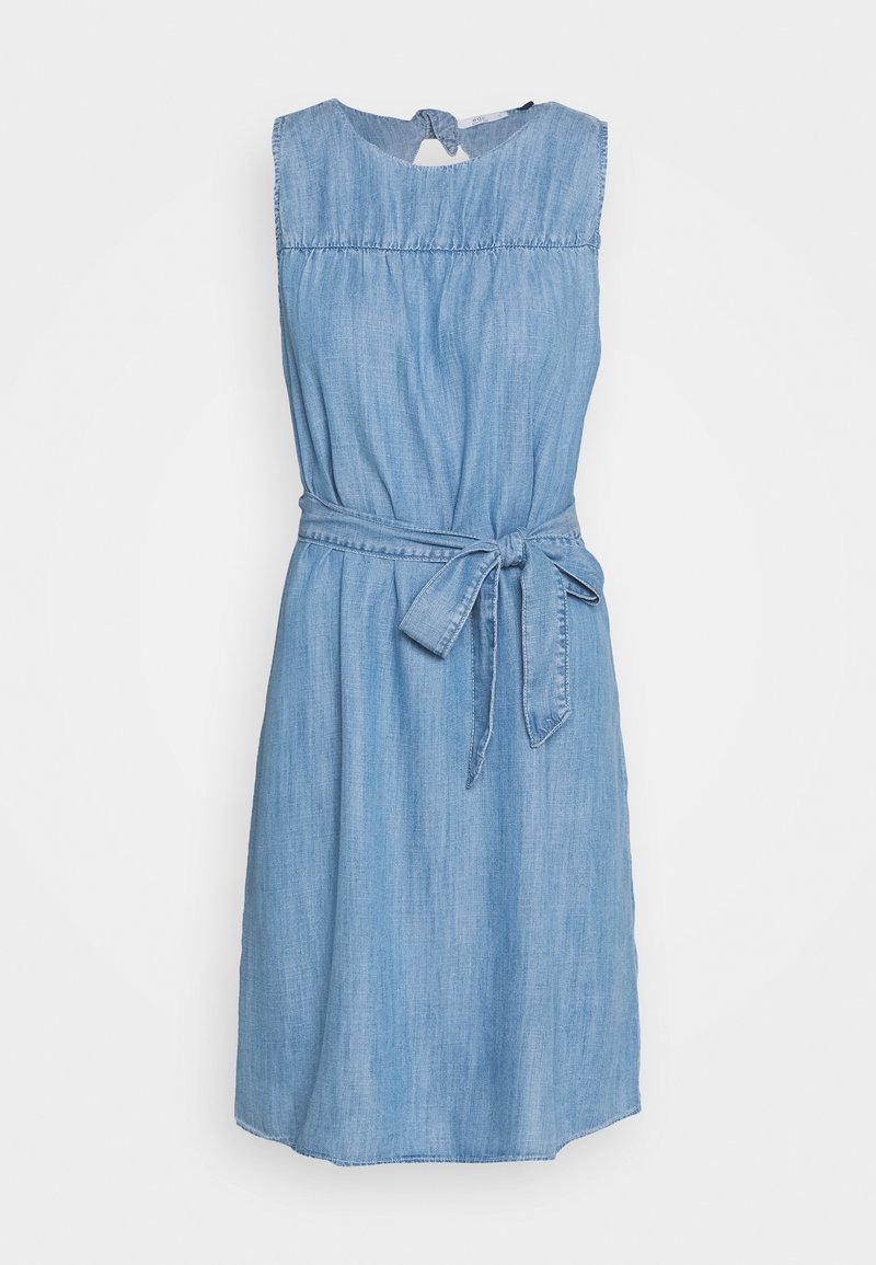 Robe sans manches en denim bleu clair avec encolure ronde, ceinture nouée à la taille et fermeture au dos par bouton et ouverture en forme de goutte.