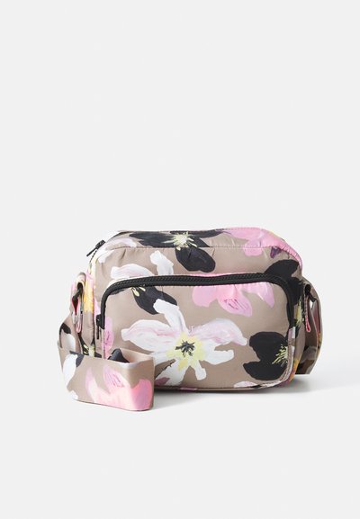 Sac bandoulière floral en tan avec des fleurs roses, noires et blanches. Comprend des fermetures éclair, une sangle ajustable, et une forme rectangulaire compacte.