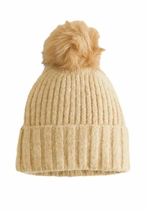Beige gestrickte Mütze mit vertikaler Rippung, die oben einen flauschigen Pompon hat. Weicher Stoff, warmes Material und runde Form für Kopfbedeckung.