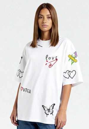 Mira Paris TATTOO SWEETHEART OVERSIZED DROPPED SHOULDER TEE 26 UNISEX - T-shirt con stampa - white