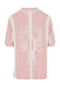 Knasthånd, kortermet skjorte med et pink- og hvitstripet design. Har et hvitt hummer grafikk på baksiden og kragen på halsen.