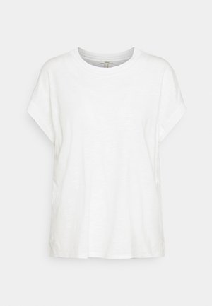 Prosty biały bawełniany T-shirt z krótkim rękawem, okrągłym dekoltem i luźnym fasonem, przedstawiony na jasnoszarym tle.