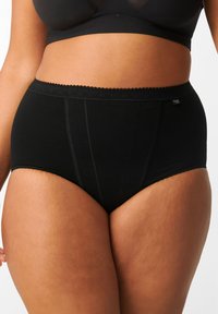 Mutande in cotone nere a vita alta con bordo di pizzo ondulato, texture liscia, cuciture rinforzate e un design classico a copertura totale.