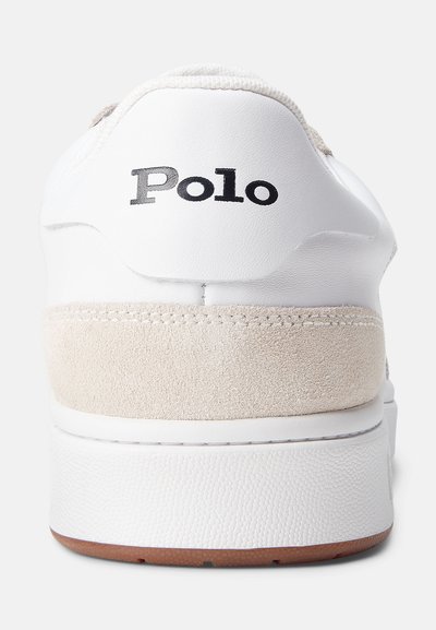 Balti kedai ar ādas augšdaļu un beigu zamšādas akcentu uz papēža. Melnais "Polo" logo izdrukāts aizmugurē. Gumijas zole.