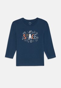 T-shirt a maniche lunghe blu navy realizzato in morbido cotone, con una grafica colorata "SPACE" che presenta pianeti e razzi in un design giocoso.