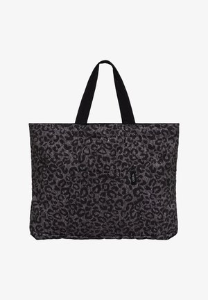 Grand sac fourre-tout rectangulaire avec de courtes poignées noires, présentant un tissu à imprimé léopard abstrait en gris foncé et noir.