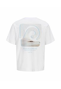 T-shirt blanc avec un grand dessin de vague et une photo de plage au dos, avec le texte « Plage de la Douane Beachsocial Club. »