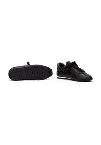 Baskets en cuir noir avec une surface texturée, design à lacets et semelle en caoutchouc. Présente un accent blanc contrastant le long du bord de la semelle.