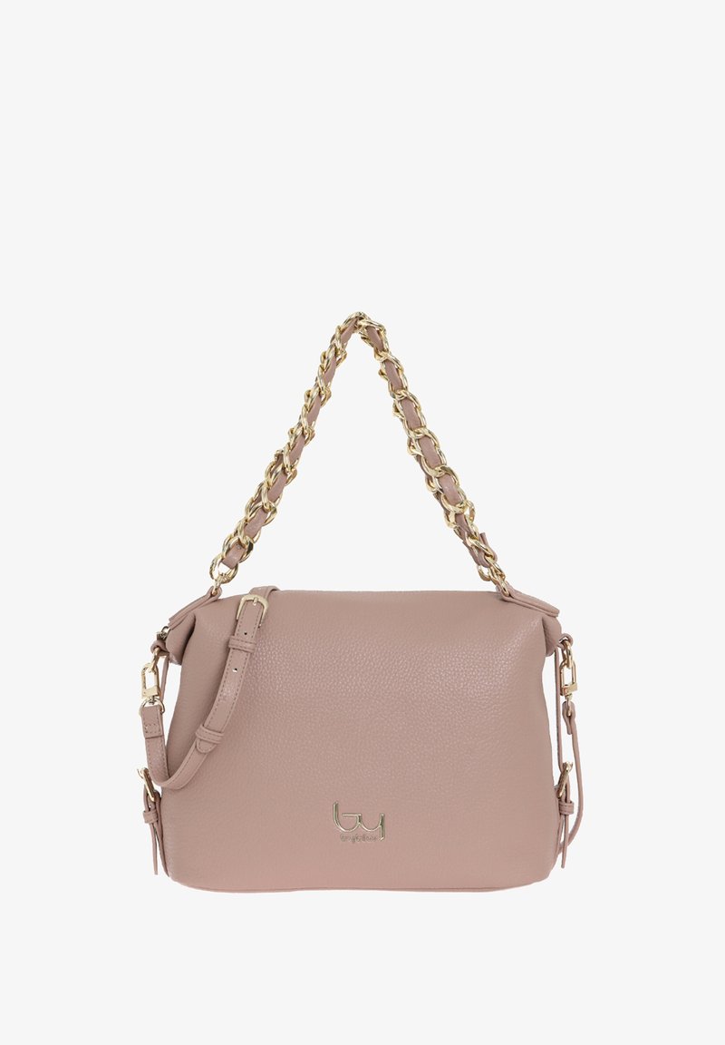 Sac à main en cuir rose avec une bandoulière en chaîne dorée, bandoulière réglable, surface texturée et détail du logo à l'avant.