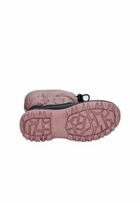 Schwarzer und hellrosa Stiefel mit strukturierter Sohle. Der obere Teil ist weich und gerafft und verfügt über eine Schlaufe an der Rückseite für einfaches Anziehen.