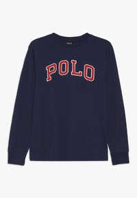 Marinblå långärmad T-shirt i bomull med en stor röd "POLO" grafik över bröstet. Ribbad krage och ärmslut.