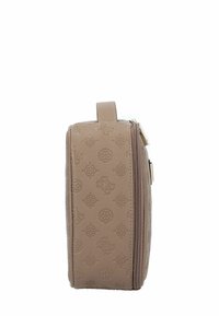 Bruin gemusterd cosmetica tasje met een bordeauxrode rits, zijhandvat en een reliëf logo ontwerp op gestructureerd materiaal.