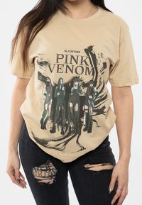 Paradiso Clothing BLACKPINK PINKVENOM OIL STROKE - Print T-shirt - sand