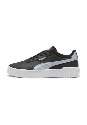Svart sneaker med en texturerad läderöverdel, som har en glänsande, iriserande rand på sidan och en tjock vit sula. En präglad logotyp på tungan.