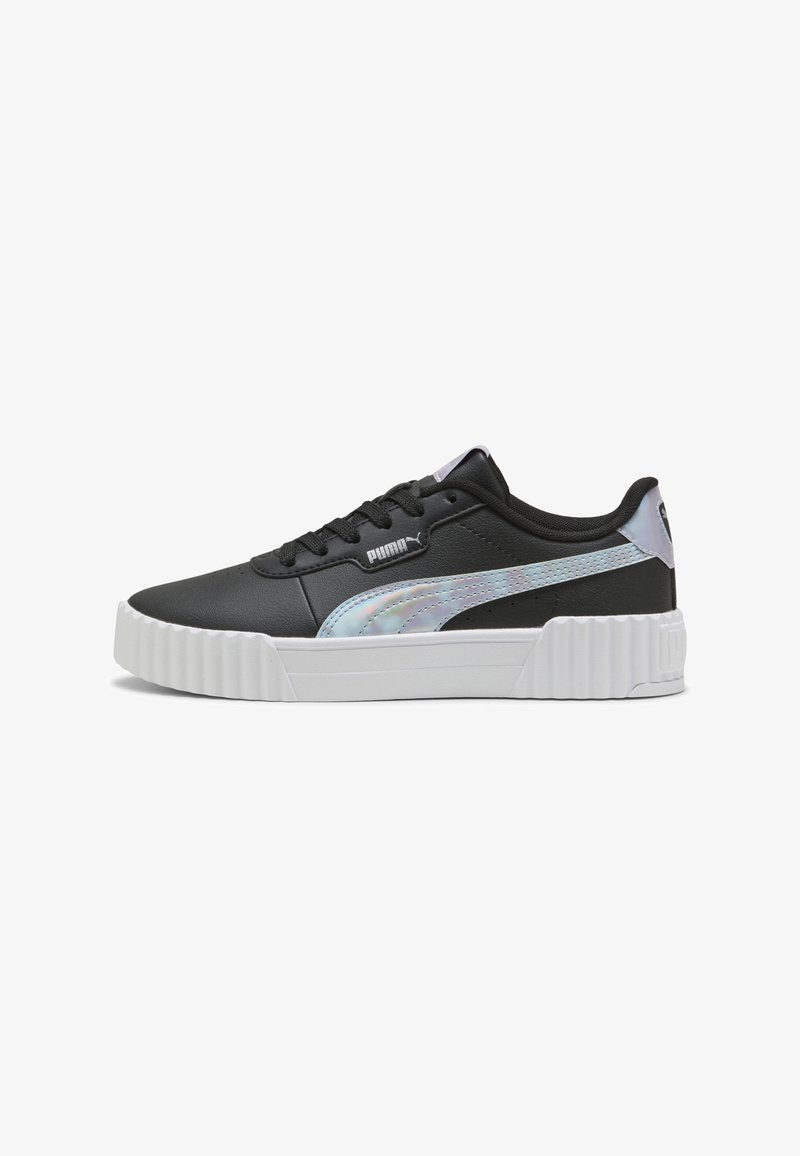 Czarny sneaker z teksturowaną skórzaną cholewką, z błyszczącym, iryzującym paskiem po boku oraz grubą białą podeszwą. Wytłoczone logo na języku.