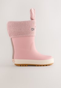 Pinkfarbener Gummiregenstiefel mit einem gestrickten pinken Bündchen, das Hasenohren hat. Weiße Sohle und strukturierte braune Außensohle für besseren Halt. Schlichtes Design.