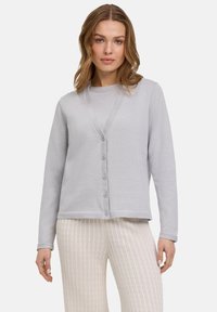 Cardigan grigio chiaro, con bottoni davanti, collo rotondo, maniche lunghe, tessuto morbido, design leggermente accorciato con una texture liscia e dettagli semplici.