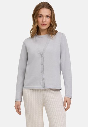 Gilet gris clair, devant boutonné, col rond, manches longues, tissu doux, design légèrement court avec une texture lisse et des accents simples.