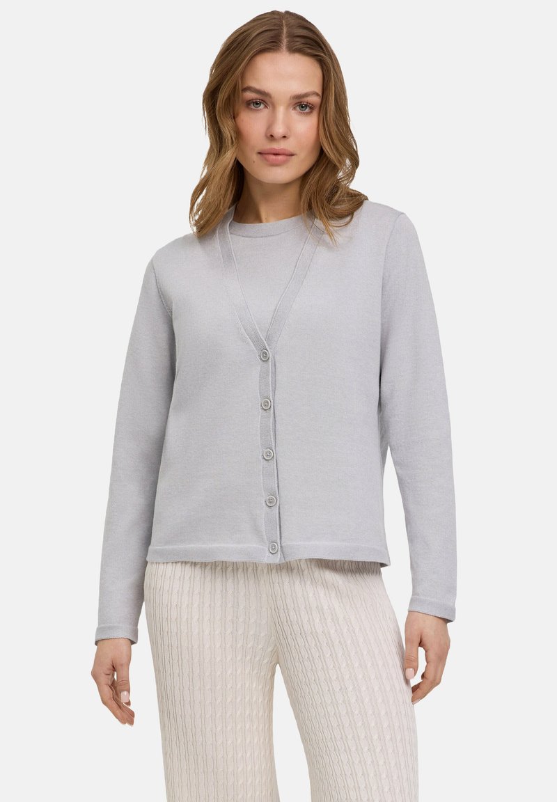 Cardigan grigio chiaro, con bottoni davanti, collo rotondo, maniche lunghe, tessuto morbido, design leggermente accorciato con una texture liscia e dettagli semplici.