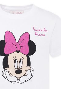 T-shirt bianco a maniche corte con una grafica di Minnie Mouse nera e rosa, un fiocco rosa brillante e il testo "Faccio la brava" ricamato in rosa.