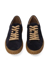 Marineblauwe nubuck sneakers met beige veters, ronde neus en rubberen zool met een geribbelde textuur. Bovenkant heeft een gladde afwerking.