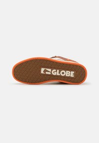 Globe TILT - Tennised - antique/mocha