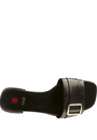Svart läder slide-sandal med två breda remmar och en silverfyrkantig spänndetalj. Platt sula, slät textur, minimalistisk design.