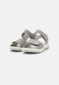 Grå semskede sandaler med åpne tær, justerbare borrelåsremmer og en hvit såle. Den ene remmen har en bemerkelsesverdig sølvstjerneaccent.