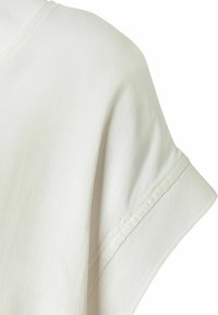 Weißes Baumwoll-T-Shirt mit Rundhalsausschnitt und kurzen Ärmeln. Der Stoff ist glatt und hat eine gerippte Detailverarbeitung an den Ärmelabschlüssen.