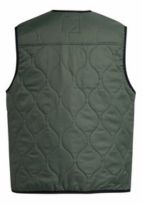 Gilet matelassé en vert foncé avec un motif texturé en vagues. Il n'a pas de manches et présente une bordure contrastante noire autour du cou et des emmanchures.