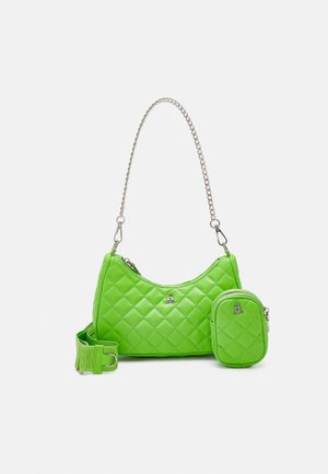 Steekzak groene handtas met een gebogen vorm, zilveren kettingriem en bijpassend klein tasje. Gemaakt van glanzend materiaal, met een klein logodetail.