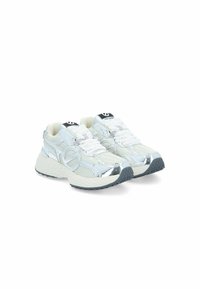 Baskets blanches avec une tige en mesh et des accents métalliques. Bout arrondi et semelle rembourrée avec une adhérence texturée. Lacets avec des détails réfléchissants.