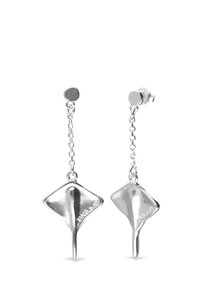 Pendientes de plata con diseño de mantarraya, que presentan una forma curva, un acabado pulido y una cadena enlazada a un botón redondo.
