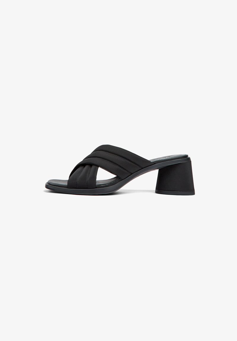 Mule neri con tacco, dotati di un design a fascia incrociata imbottita. Parte superiore in morbido tessuto e tacco spesso e arrotondato. Suola piatta per un facile utilizzo.