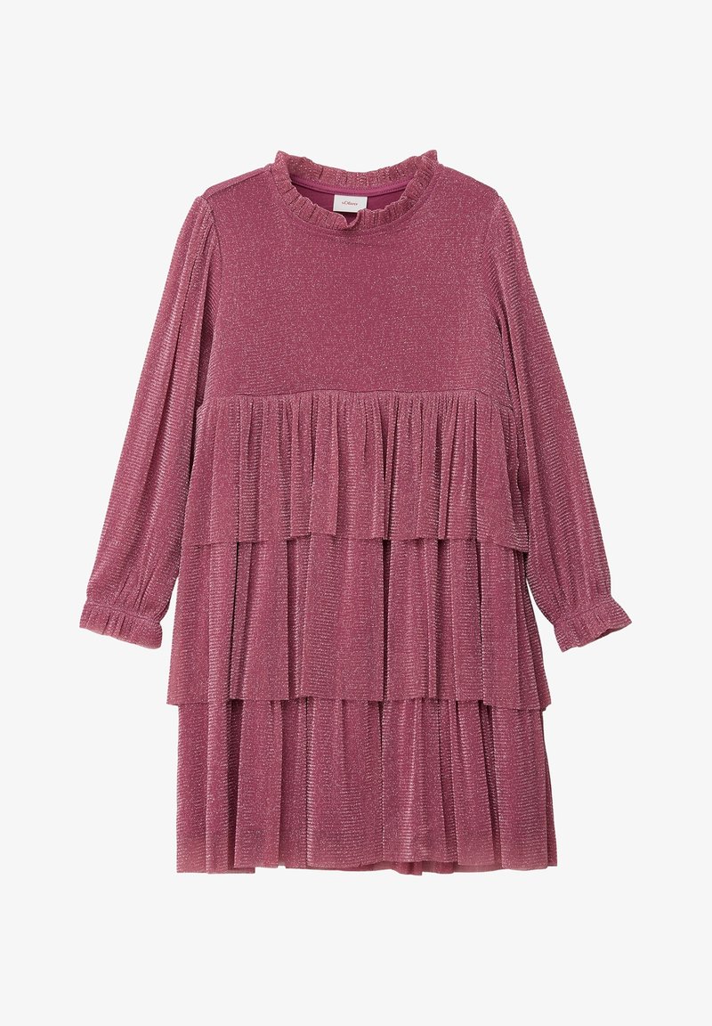 Robe rose poussière à manches longues côtelée avec volants à étages, poignets froncés et un léger scintillement sur le tissu.